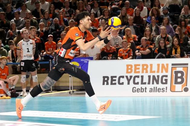 DEU, DVV, 1.VBL, BR Volleys vs. VfB Friedrichshafen, 15.04.2024, Max-Schmeling-Halle, Berlin, DEU, DVV, 1.VBL, BR Volleys vs. VfB Friedrichshafen, im Bild Aufschlag von Neheimjah Mote (BR Volleys 5) Foto: Juergen Engler nordphoto GmbH