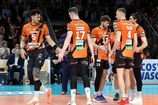 DEU, DVV, 1.VBL, BR Volleys vs. VfB Friedrichshafen, 15.04.2024, Max-Schmeling-Halle, Berlin, DEU, DVV, 1.VBL, BR Volleys vs. VfB Friedrichshafen, im Bild BR Volleys-Spielerkreis, Neheimjah Mote (BR Volleys 5) Foto: Juergen Engler nordphoto GmbH