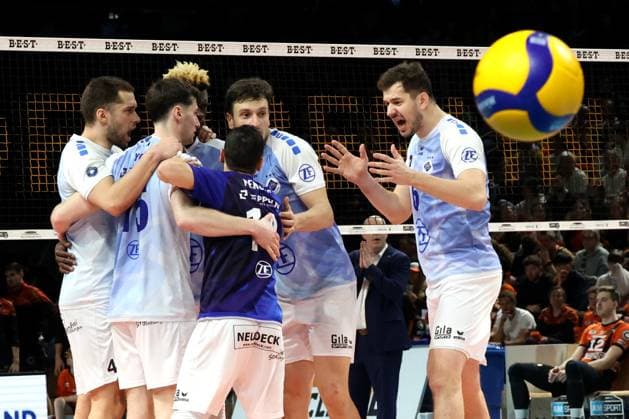 DEU, DVV, 1.VBL, BR Volleys vs. VfB Friedrichshafen, 15.04.2024, Max-Schmeling-Halle, Berlin, DEU, DVV, 1.VBL, BR Volleys vs. VfB Friedrichshafen, im Bild Friedrichshafener-Spielerkreis Foto: Juergen Engler nordphoto GmbH