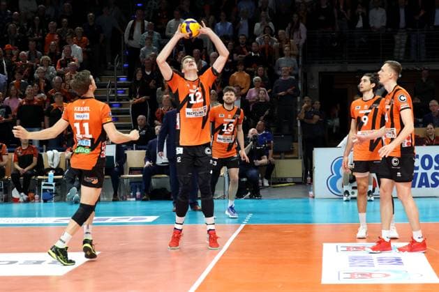 DEU, DVV, 1.VBL, BR Volleys vs. VfB Friedrichshafen, 15.04.2024, Max-Schmeling-Halle, Berlin, DEU, DVV, 1.VBL, BR Volleys vs. VfB Friedrichshafen, im Bild BR Volleys-Spielerkreis, Saso Stalekar (BR Volleys 12) Foto: Juergen Engler nordphoto GmbH