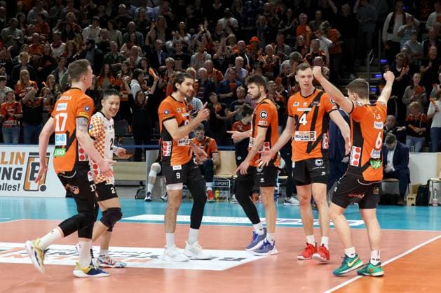 DEU, DVV, 1.VBL, BR Volleys vs. VfB Friedrichshafen, 15.04.2024, Max-Schmeling-Halle, Berlin, DEU, DVV, 1.VBL, BR Volleys vs. VfB Friedrichshafen, im Bild BR Volleys-Spielerkreis Foto: Juergen Engler nordphoto GmbH