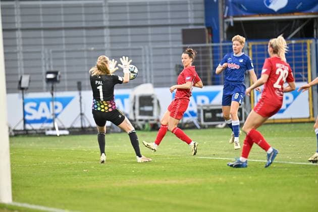 Google Pixel Frauen-Bundesliga: TSG Hoffenheim vs. 1. FC Köln; Hoffenheim, 15.04.2024 Jasmin Pal (1. FC Köln, 1) hält den ersten Torschuss der Hoffenheimerinnen Google Pixel Frauen-Bundesliga, Spieltag 18: TSG Hoffenheim vs. 1. FC Köln am 15.04.2024 im Dietmar-Hopp-Stadion in Hoffenheim. DFL REGULATIONS PROHIBIT ANY USE OF PHOTOGRAPHS AS IMAGE SEQUENCES AND OR QUASI-VIDEO. Copyright: xBEAUTIFULxSPORTS Gelhardtx