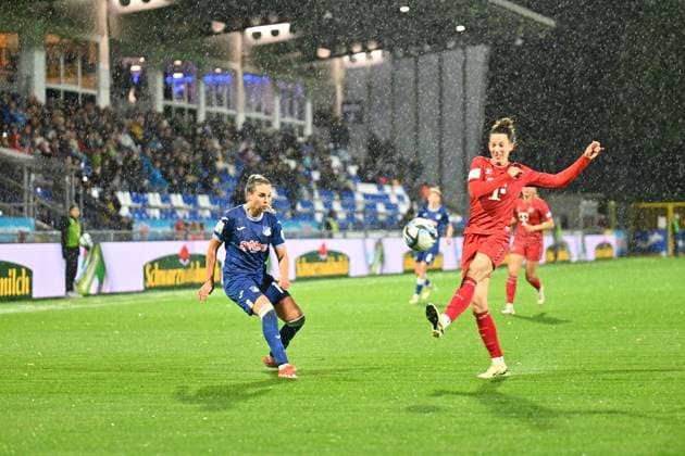 Google Pixel Frauen-Bundesliga: TSG Hoffenheim vs. 1. FC Köln; Hoffenheim, 15.04.2024 Julia Hickelsberger (TSG Hoffenheim, 18), Sara Agrez (1. FC Köln, 4) Google Pixel Frauen-Bundesliga, Spieltag 18: TSG Hoffenheim vs. 1. FC Köln am 15.04.2024 im Dietmar-Hopp-Stadion in Hoffenheim. DFL REGULATIONS PROHIBIT ANY USE OF PHOTOGRAPHS AS IMAGE SEQUENCES AND OR QUASI-VIDEO. Copyright: xBEAUTIFULxSPORTS Gelhardtx