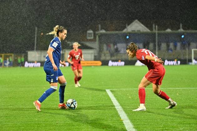 Google Pixel Frauen-Bundesliga: TSG Hoffenheim vs. 1. FC Köln; Hoffenheim, 15.04.2024 Julia Hickelsberger (TSG Hoffenheim, 18), Martyna Wiankowska (1. FC Köln, 26) Google Pixel Frauen-Bundesliga, Spieltag 18: TSG Hoffenheim vs. 1. FC Köln am 15.04.2024 im Dietmar-Hopp-Stadion in Hoffenheim. DFL REGULATIONS PROHIBIT ANY USE OF PHOTOGRAPHS AS IMAGE SEQUENCES AND OR QUASI-VIDEO. Copyright: xBEAUTIFULxSPORTS Gelhardtx