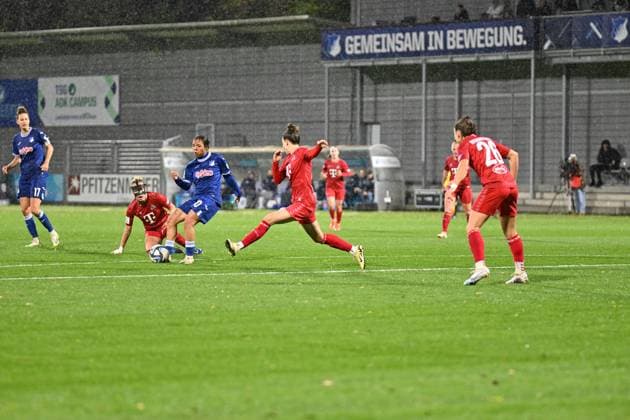 Google Pixel Frauen-Bundesliga: TSG Hoffenheim vs. 1. FC Köln; Hoffenheim, 15.04.2024 Tor vorbereitung von Gia Corley (TSG Hoffenheim, 10) Google Pixel Frauen-Bundesliga, Spieltag 18: TSG Hoffenheim vs. 1. FC Köln am 15.04.2024 im Dietmar-Hopp-Stadion in Hoffenheim. DFL REGULATIONS PROHIBIT ANY USE OF PHOTOGRAPHS AS IMAGE SEQUENCES AND OR QUASI-VIDEO. Copyright: xBEAUTIFULxSPORTS Gelhardtx