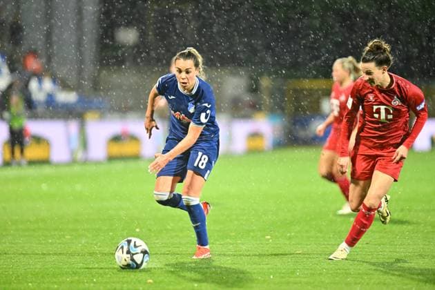 Google Pixel Frauen-Bundesliga: TSG Hoffenheim vs. 1. FC Köln; Hoffenheim, 15.04.2024 Julia Hickelsberger (TSG Hoffenheim, 18), Sara Agrez (1. FC Köln, 4) Google Pixel Frauen-Bundesliga, Spieltag 18: TSG Hoffenheim vs. 1. FC Köln am 15.04.2024 im Dietmar-Hopp-Stadion in Hoffenheim. DFL REGULATIONS PROHIBIT ANY USE OF PHOTOGRAPHS AS IMAGE SEQUENCES AND OR QUASI-VIDEO. Copyright: xBEAUTIFULxSPORTS Gelhardtx