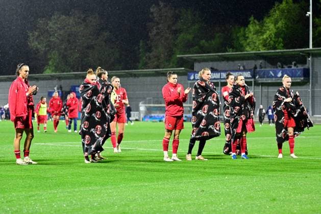Google Pixel Frauen-Bundesliga: TSG Hoffenheim vs. 1. FC Köln; Hoffenheim, 15.04.2024 Die Spielerinnen vor den Fans Google Pixel Frauen-Bundesliga, Spieltag 18: TSG Hoffenheim vs. 1. FC Köln am 15.04.2024 im Dietmar-Hopp-Stadion in Hoffenheim. DFL REGULATIONS PROHIBIT ANY USE OF PHOTOGRAPHS AS IMAGE SEQUENCES AND OR QUASI-VIDEO. Copyright: xBEAUTIFULxSPORTS Gelhardtx