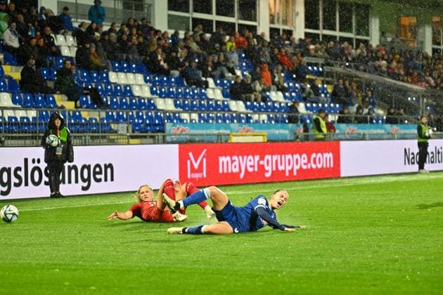 Google Pixel Frauen-Bundesliga: TSG Hoffenheim vs. 1. FC Köln; Hoffenheim, 15.04.2024 Marleen Schimmer (1. FC Köln, 23), Jill Janssens (TSG Hoffenheim, 9) Google Pixel Frauen-Bundesliga, Spieltag 18: TSG Hoffenheim vs. 1. FC Köln am 15.04.2024 im Dietmar-Hopp-Stadion in Hoffenheim. DFL REGULATIONS PROHIBIT ANY USE OF PHOTOGRAPHS AS IMAGE SEQUENCES AND OR QUASI-VIDEO. Copyright: xBEAUTIFULxSPORTS Gelhardtx
