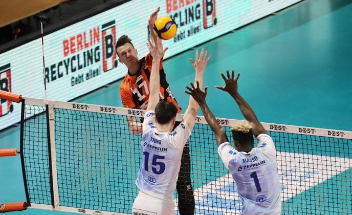 Marek Sotola im Angriff, Jackson Young, Jose Israel Masso Alvarez Zweikampf Spielszene Aktion Volleyball Playoff Finale 1.Spiel Bundesliga Herren Saison 2023 2024 15.04.2024 BR Volleys Berlin BRV vs. VfB Friedrichshafen