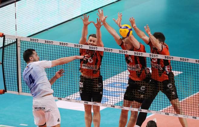 Tim Peter im Angriff, Johannes Tille, Timo Tammemaa, Ruben Schott Zweikampf Spielszene Aktion Volleyball Playoff Finale 1.Spiel Bundesliga Herren Saison 2023 2024 15.04.2024 BR Volleys Berlin BRV vs. VfB Friedrichshafen