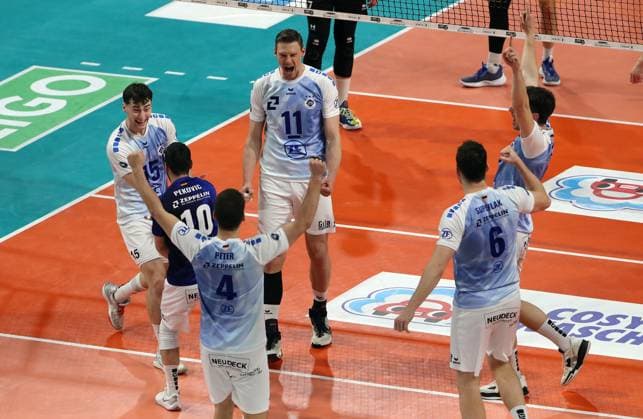 Jackson Young, Nikola Pekovic, Tim Peter, Marcus Böhme, Michal Superlak, Aleksa Batak, Friedrichshafener jubeln Freude Emotion Jubel Volleyball Playoff Finale 1.Spiel Bundesliga Herren Saison 2023 2024 15.04.2024 BR Volleys Berlin BRV vs. VfB Friedrichshafen