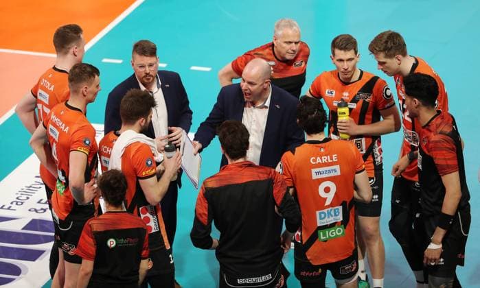 Trainer Joel Banks redet mit der Mannschaft Auszeit Volleyball Playoff Finale 1.Spiel Bundesliga Herren Saison 2023 2024 15.04.2024 BR Volleys Berlin BRV vs. VfB Friedrichshafen