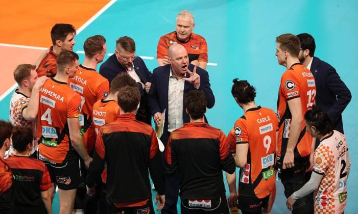 Trainer Joel Banks redet mit der Mannschaft Auszeit Volleyball Playoff Finale 1.Spiel Bundesliga Herren Saison 2023 2024 15.04.2024 BR Volleys Berlin BRV vs. VfB Friedrichshafen