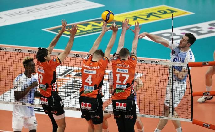 Jose Israel Masso Alvarez, Timothee Carle, Timo Tammemaa, Marek Sotola, Michal Superlak im Angriff Zweikampf Spielszene Aktion Volleyball Playoff Finale 1.Spiel Bundesliga Herren Saison 2023 2024 15.04.2024 BR Volleys Berlin BRV vs. VfB Friedrichshafen