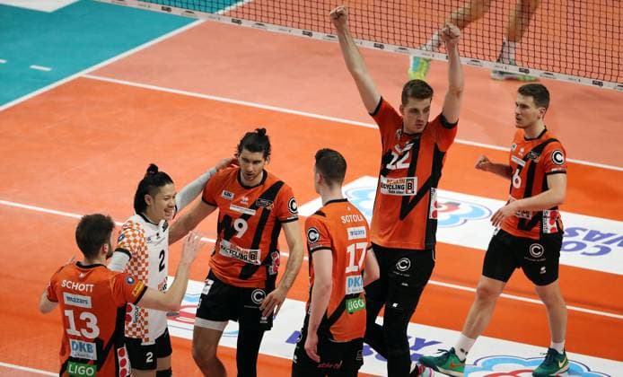 Ruben Schott, Satoshi Tsuiki, Timothee Carle, Marek Sotola, Saso Stalekar, Johannes Tille jubelt Freude Emotion Jubel Volleyball Playoff Finale 1.Spiel Bundesliga Herren Saison 2023 2024 15.04.2024 BR Volleys Berlin BRV vs. VfB Friedrichshafen