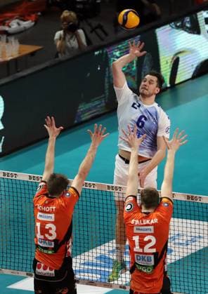 Michal Superlak im Angriff, Ruben Schott, Saso Stalekar Zweikampf Spielszene Aktion Volleyball Playoff Finale 1.Spiel Bundesliga Herren Saison 2023 2024 15.04.2024 BR Volleys Berlin BRV vs. VfB Friedrichshafen