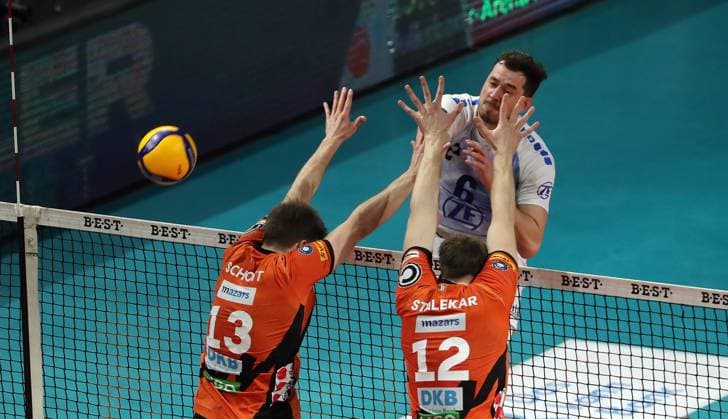 Michal Superlak im Angriff, Ruben Schott, Saso Stalekar Zweikampf Spielszene Aktion Volleyball Playoff Finale 1.Spiel Bundesliga Herren Saison 2023 2024 15.04.2024 BR Volleys Berlin BRV vs. VfB Friedrichshafen