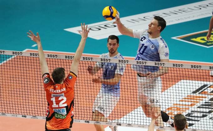 Sport Bilder des Tages Saso Stalekar, Timo Tammemaa, Marcus Böhme im Angriff, Zweikampf Spielszene Aktion Volleyball Playoff Finale 1.Spiel Bundesliga Herren Saison 2023 2024 15.04.2024 BR Volleys Berlin BRV vs. VfB Friedrichshafen
