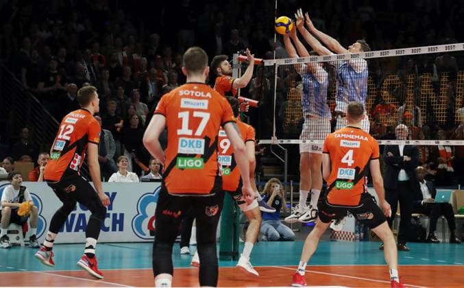 Saso Stalekar, Marek Sotola, Timothee Carle, am Netz Ruben Schott, Aleksa Batak, Marcus Böhme, Tim Peter Zweikampf Spielszene Aktion Volleyball Playoff Finale 1.Spiel Bundesliga Herren Saison 2023 2024 15.04.2024 BR Volleys Berlin BRV vs. VfB Friedrichshafen