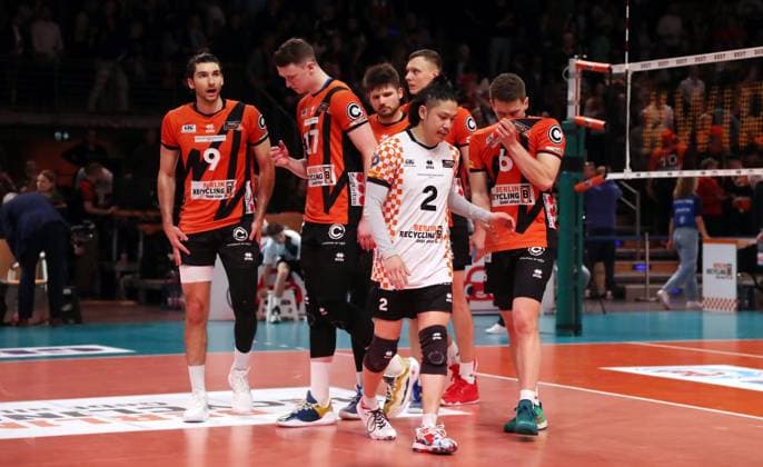 Timothee Carle, Marek Sotola, Ruben Schott, Satoshi Tsuiki, Johannes Tille enttäuscht Enttäuschung Volleyball Playoff Finale 1.Spiel Bundesliga Herren Saison 2023 2024 15.04.2024 BR Volleys Berlin BRV vs. VfB Friedrichshafen