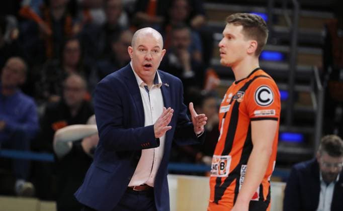 Trainer Joel Banks redet mit Johannes Tille Aktion Oberkörper Volleyball Playoff Finale 1.Spiel Bundesliga Herren Saison 2023 2024 15.04.2024 BR Volleys Berlin BRV vs. VfB Friedrichshafen