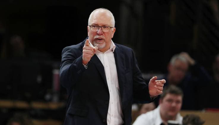 Trainer Mark Lebedew zeigend Aktion Oberkörper Volleyball Playoff Finale 1.Spiel Bundesliga Herren Saison 2023 2024 15.04.2024 BR Volleys Berlin BRV vs. VfB Friedrichshafen