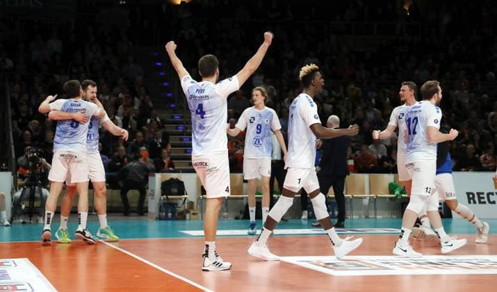 Aleksa Batak, Michal Superlak, Tim Peter, Severi Savonsalmi, Jose Israel Masso Alvarez, Marcus Böhme, Jan Fornal, Friedrichshafener jubeln nach 2:3 Sieg Freude Emotion Jubel nach Spielende Volleyball Playoff Finale 1.Spiel Bundesliga Herren Saison 2023 2024 15.04.2024 BR Volleys Berlin BRV vs. VfB Friedrichshafen