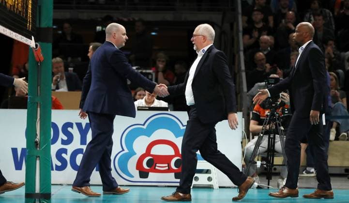 Trainer Joel Banks und Trainer Mark Lebedew, Co Trainer Constant Tchouassi nach Spielende Volleyball Playoff Finale 1.Spiel Bundesliga Herren Saison 2023 2024 15.04.2024 BR Volleys Berlin BRV vs. VfB Friedrichshafen