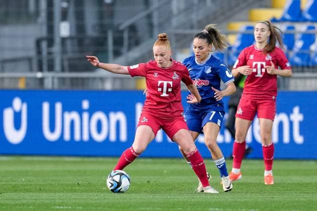 v.li.: Laura Vogt (Köln, 8), Ereleta Memeti (TSG, 7), Alena Bienz (Köln, 11), Zweikampf, Spielszene, Duell, duel, tackle, tackling, Dynamik, Action, Aktion, 15.04.2024, Sinsheim (Hoffenheim) (Deutschland), Fussball, Google Pixel Frauen-Bundesliga, TSG 1899 Hoffenheim - 1. FC Köln, DFB DFL REGULATIONS PROHIBIT ANY USE OF PHOTOGRAPHS AS IMAGE SEQUENCES AND OR QUASI-VIDEO.