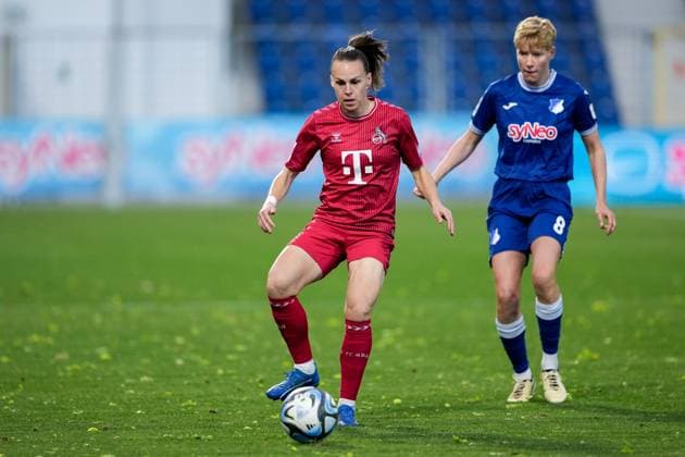 v.li.: Dora Zeller (Köln, 19), Paulina Krumbiegel (TSG, 8), Aktion, Action, Spielszene, 15.04.2024, Sinsheim (Hoffenheim) (Deutschland), Fussball, Google Pixel Frauen-Bundesliga, TSG 1899 Hoffenheim - 1. FC Köln, DFB DFL REGULATIONS PROHIBIT ANY USE OF PHOTOGRAPHS AS IMAGE SEQUENCES AND OR QUASI-VIDEO.