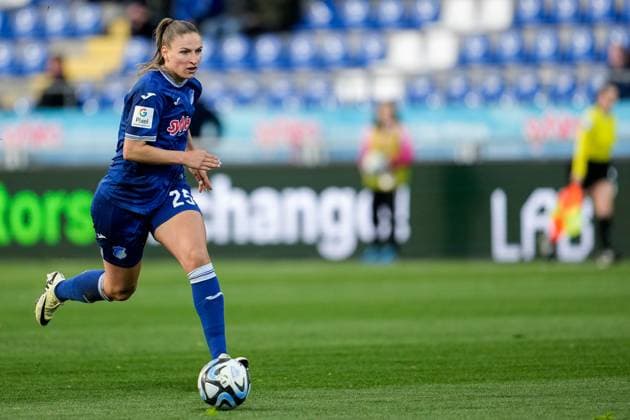 Melissa Kössler (TSG, 25), am Ball, Freisteller, Ganzkörper, Einzelbild, Einzelfoto, Aktion, Action, 15.04.2024, Sinsheim (Hoffenheim) (Deutschland), Fussball, Google Pixel Frauen-Bundesliga, TSG 1899 Hoffenheim - 1. FC Köln, DFB DFL REGULATIONS PROHIBIT ANY USE OF PHOTOGRAPHS AS IMAGE SEQUENCES AND OR QUASI-VIDEO.