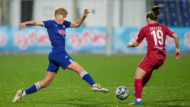 v.li.: Paulina Krumbiegel (TSG, 8), Dora Zeller (Köln, 19), Zweikampf, Spielszene, Duell, duel, tackle, tackling, Dynamik, Action, Aktion, 15.04.2024, Sinsheim (Hoffenheim) (Deutschland), Fussball, Google Pixel Frauen-Bundesliga, TSG 1899 Hoffenheim - 1. FC Köln, DFB DFL REGULATIONS PROHIBIT ANY USE OF PHOTOGRAPHS AS IMAGE SEQUENCES AND OR QUASI-VIDEO.