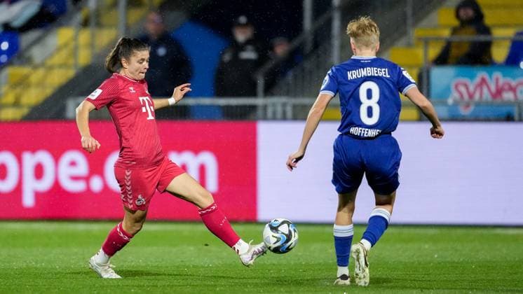 v.li.: Martyna Wiankowska (Köln, 26), Paulina Krumbiegel (TSG, 8), Zweikampf, Spielszene, Duell, duel, tackle, tackling, Dynamik, Action, Aktion, 15.04.2024, Sinsheim (Hoffenheim) (Deutschland), Fussball, Google Pixel Frauen-Bundesliga, TSG 1899 Hoffenheim - 1. FC Köln, DFB DFL REGULATIONS PROHIBIT ANY USE OF PHOTOGRAPHS AS IMAGE SEQUENCES AND OR QUASI-VIDEO.
