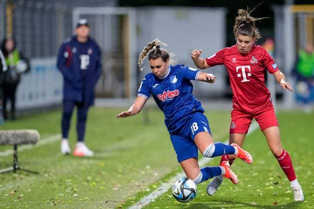 v.li.: Julia Hickelsberger (Hickelsberger-Füller, TSG, 18), Martyna Wiankowska (Köln, 26), Zweikampf, Spielszene, Duell, duel, tackle, tackling, Dynamik, Action, Aktion, 15.04.2024, Sinsheim (Hoffenheim) (Deutschland), Fussball, Google Pixel Frauen-Bundesliga, TSG 1899 Hoffenheim - 1. FC Köln, DFB DFL REGULATIONS PROHIBIT ANY USE OF PHOTOGRAPHS AS IMAGE SEQUENCES AND OR QUASI-VIDEO.