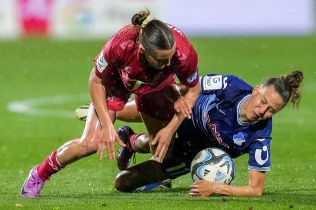 v.li.: Carlotta Wamser (Köln, 30), Franziska Harsch (TSG, 17), Zweikampf, Spielszene, Duell, duel, tackle, tackling, Dynamik, Action, Aktion, 15.04.2024, Sinsheim (Hoffenheim) (Deutschland), Fussball, Google Pixel Frauen-Bundesliga, TSG 1899 Hoffenheim - 1. FC Köln, DFB DFL REGULATIONS PROHIBIT ANY USE OF PHOTOGRAPHS AS IMAGE SEQUENCES AND OR QUASI-VIDEO.