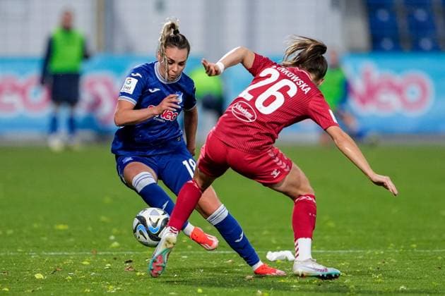 v.li.: Julia Hickelsberger (Hickelsberger-Füller, TSG, 18), Martyna Wiankowska (Köln, 26), Zweikampf, Spielszene, Duell, duel, tackle, tackling, Dynamik, Action, Aktion, 15.04.2024, Sinsheim (Hoffenheim) (Deutschland), Fussball, Google Pixel Frauen-Bundesliga, TSG 1899 Hoffenheim - 1. FC Köln, DFB DFL REGULATIONS PROHIBIT ANY USE OF PHOTOGRAPHS AS IMAGE SEQUENCES AND OR QUASI-VIDEO.
