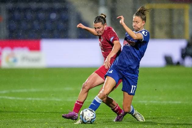 v.li.: Carlotta Wamser (Köln, 30), Franziska Harsch (TSG, 17), Zweikampf, Spielszene, Duell, duel, tackle, tackling, Dynamik, Action, Aktion, 15.04.2024, Sinsheim (Hoffenheim) (Deutschland), Fussball, Google Pixel Frauen-Bundesliga, TSG 1899 Hoffenheim - 1. FC Köln, DFB DFL REGULATIONS PROHIBIT ANY USE OF PHOTOGRAPHS AS IMAGE SEQUENCES AND OR QUASI-VIDEO.