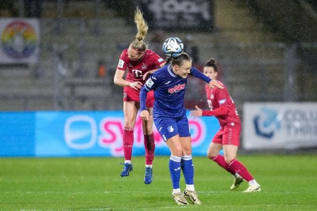 v.li.: Janina Hechler (Köln, 28), Mara Alber (TSG, 11), Kopfball, Kopfballduell, Spielszene, Zweikampf in der Luft, Aktion, Action, 15.04.2024, Sinsheim (Hoffenheim) (Deutschland), Fussball, Google Pixel Frauen-Bundesliga, TSG 1899 Hoffenheim - 1. FC Köln, DFB DFL REGULATIONS PROHIBIT ANY USE OF PHOTOGRAPHS AS IMAGE SEQUENCES AND OR QUASI-VIDEO.
