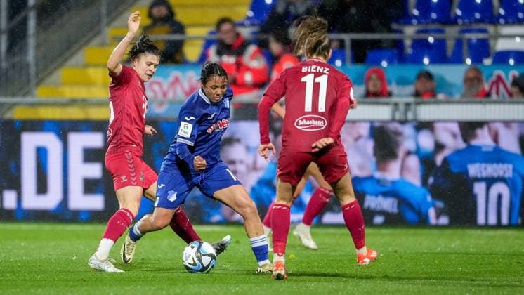v.li.: Martyna Wiankowska (Köln, 26), Gia Corley (TSG, 10), Alena Bienz (Köln, 11), Zweikampf, Spielszene, Duell, duel, tackle, tackling, Dynamik, Action, Aktion, 15.04.2024, Sinsheim (Hoffenheim) (Deutschland), Fussball, Google Pixel Frauen-Bundesliga, TSG 1899 Hoffenheim - 1. FC Köln, DFB DFL REGULATIONS PROHIBIT ANY USE OF PHOTOGRAPHS AS IMAGE SEQUENCES AND OR QUASI-VIDEO.