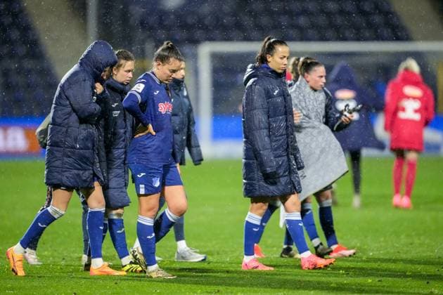 Spielerinnen der TSG 1899 Hoffenheim, enttäuscht über das Unentschieden, nur remis, Enttäuschung nach dem Schlusspfiff, Highlight, Punktverlust, Frustration, disappointed, pessimistisch, 15.04.2024, Sinsheim (Hoffenheim) (Deutschland), Fussball, Google Pixel Frauen-Bundesliga, TSG 1899 Hoffenheim - 1. FC Köln, DFB DFL REGULATIONS PROHIBIT ANY USE OF PHOTOGRAPHS AS IMAGE SEQUENCES AND OR QUASI-VIDEO.