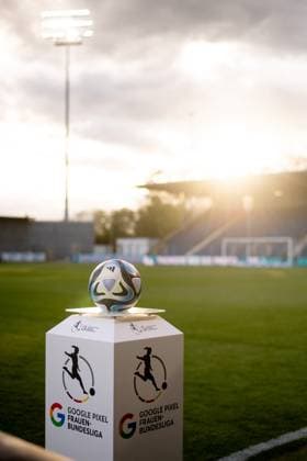 Symbolbild Themenfoto Ball auf Stele im Sonnenuntergang, GER, TSG 1899 Hoffenheim vs FC Koeln, Fussball Google Pixel Frauen Bundesliga, 18. Spieltag, Saison 2023 2024, 15.04.2024 DFB regulations prohibit any use of photographs as image sequences and or quasi-video GER, TSG 1899 Hoffenheim vs FC Koeln, Fussball Google Pixel Frauen Bundesliga, 18. Spieltag, Saison 2023 2024, 15.04.2024 Hoffenheim Copyright: xEibner-Pressefoto Memmlerx EP_MMR