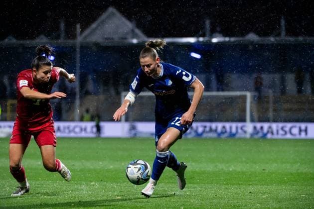 Sarai Linder (TSG Hoffenheim, 22) im Zweikampf mit MartynÄÖ Wiankowska (FC Koeln, 26), GER, TSG 1899 Hoffenheim vs FC Koeln, Fussball Google Pixel Frauen Bundesliga, 18. Spieltag, Saison 2023 2024, 15.04.2024 DFB regulations prohibit any use of photographs as image sequences and or quasi-video GER, TSG 1899 Hoffenheim vs FC Koeln, Fussball Google Pixel Frauen Bundesliga, 18. Spieltag, Saison 2023 2024, 15.04.2024 Hoffenheim Copyright: xEibner-Pressefoto Memmlerx EP_MMR