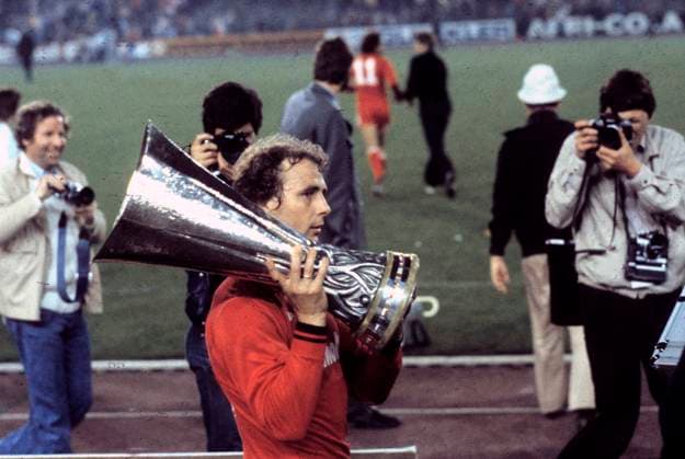 UEFA Pokal: 2. Finalspiel Eintracht Frankfurt - Borussia Moenchengladbach 1:0 am 21.05.1980 Bernd Hoelzenbein mit dem Pokal *** UEFA Cup 2 Final Eintracht Frankfurt Borussia Moenchengladbach 1 0 on 21 05 1980 Bernd Hoelzenbein with the cup HM