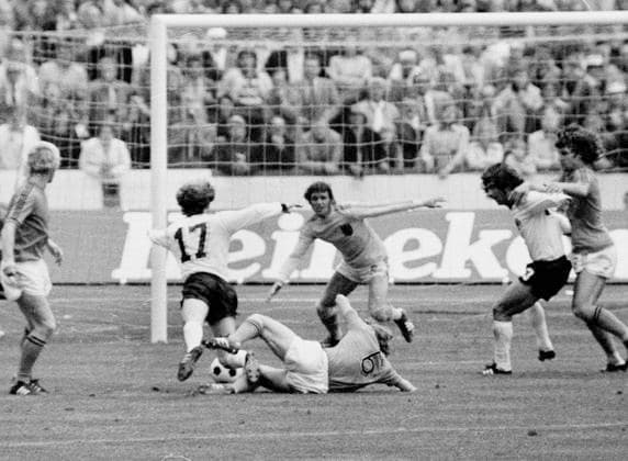 Fussball-Weltmeisterschaft 1974 Finale: Deutschland - Niederlande (2:1) 7.7.1974 in Muenchen. Wim jansen (6 Holland) bringt Bernd Hoelzenbein im Strafraum zu Fall. Elfmeter! *** Soccer World Cup 1974 Final Germany Netherlands 2 1 7 7 1974 in Munich Wim jansen 6 Holland brings down Bernd Hoelzenbein in the penalty area Penalty kick HM
