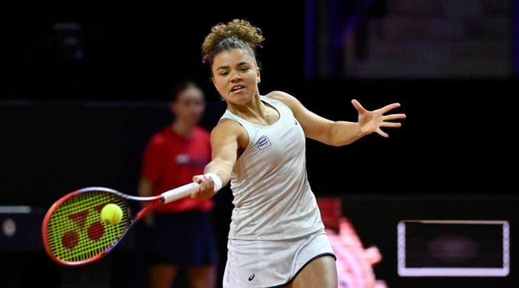 Jasmine Paolini (ITA) Aktion Tennis Damen Porsche-Cup Porsche Tennis Grand Prix GP Stuttgart 2024 Porsche Arena 16.04.2024 DFL REGULATIONS PROHIBIT ANY USE OF PHOTOGRAPHS AS IMAGE SEQUENCES AND OR QUASI-VIDEO Porsche Tennis Grand Prix GP Stuttgart 2024