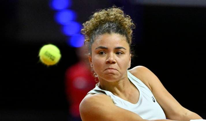 Jasmine Paolini (ITA) Aktion Tennis Damen Porsche-Cup Porsche Tennis Grand Prix GP Stuttgart 2024 Porsche Arena 16.04.2024 DFL REGULATIONS PROHIBIT ANY USE OF PHOTOGRAPHS AS IMAGE SEQUENCES AND OR QUASI-VIDEO Porsche Tennis Grand Prix GP Stuttgart 2024