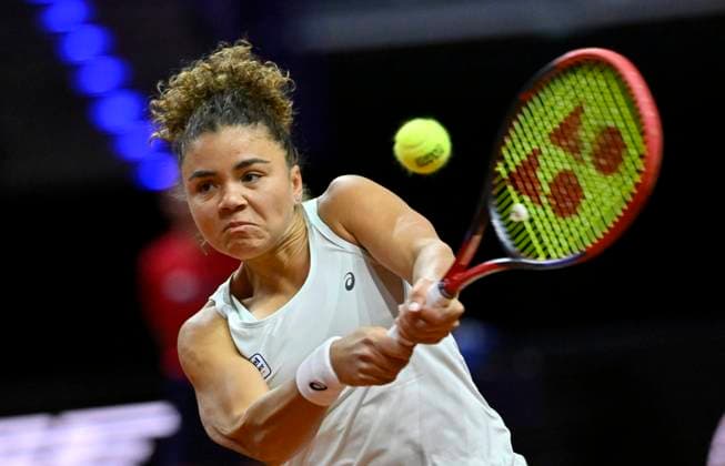 Jasmine Paolini (ITA) Aktion Tennis Damen Porsche-Cup Porsche Tennis Grand Prix GP Stuttgart 2024 Porsche Arena 16.04.2024 DFL REGULATIONS PROHIBIT ANY USE OF PHOTOGRAPHS AS IMAGE SEQUENCES AND OR QUASI-VIDEO Porsche Tennis Grand Prix GP Stuttgart 2024