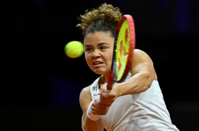 Jasmine Paolini (ITA) Aktion Tennis Damen Porsche-Cup Porsche Tennis Grand Prix GP Stuttgart 2024 Porsche Arena 16.04.2024 DFL REGULATIONS PROHIBIT ANY USE OF PHOTOGRAPHS AS IMAGE SEQUENCES AND OR QUASI-VIDEO Porsche Tennis Grand Prix GP Stuttgart 2024