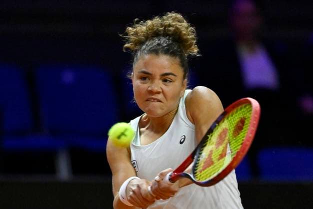 Jasmine Paolini (ITA) Aktion Tennis Damen Porsche-Cup Porsche Tennis Grand Prix GP Stuttgart 2024 Porsche Arena 16.04.2024 DFL REGULATIONS PROHIBIT ANY USE OF PHOTOGRAPHS AS IMAGE SEQUENCES AND OR QUASI-VIDEO Porsche Tennis Grand Prix GP Stuttgart 2024