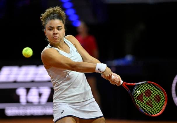 Jasmine Paolini (ITA) Aktion Tennis Damen Porsche-Cup Porsche Tennis Grand Prix GP Stuttgart 2024 Porsche Arena 16.04.2024 DFL REGULATIONS PROHIBIT ANY USE OF PHOTOGRAPHS AS IMAGE SEQUENCES AND OR QUASI-VIDEO Porsche Tennis Grand Prix GP Stuttgart 2024